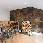 City Centre, Newly Refurbished Stylish Apartment